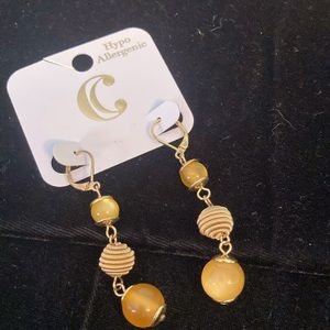Lovely gold drop earrings!
